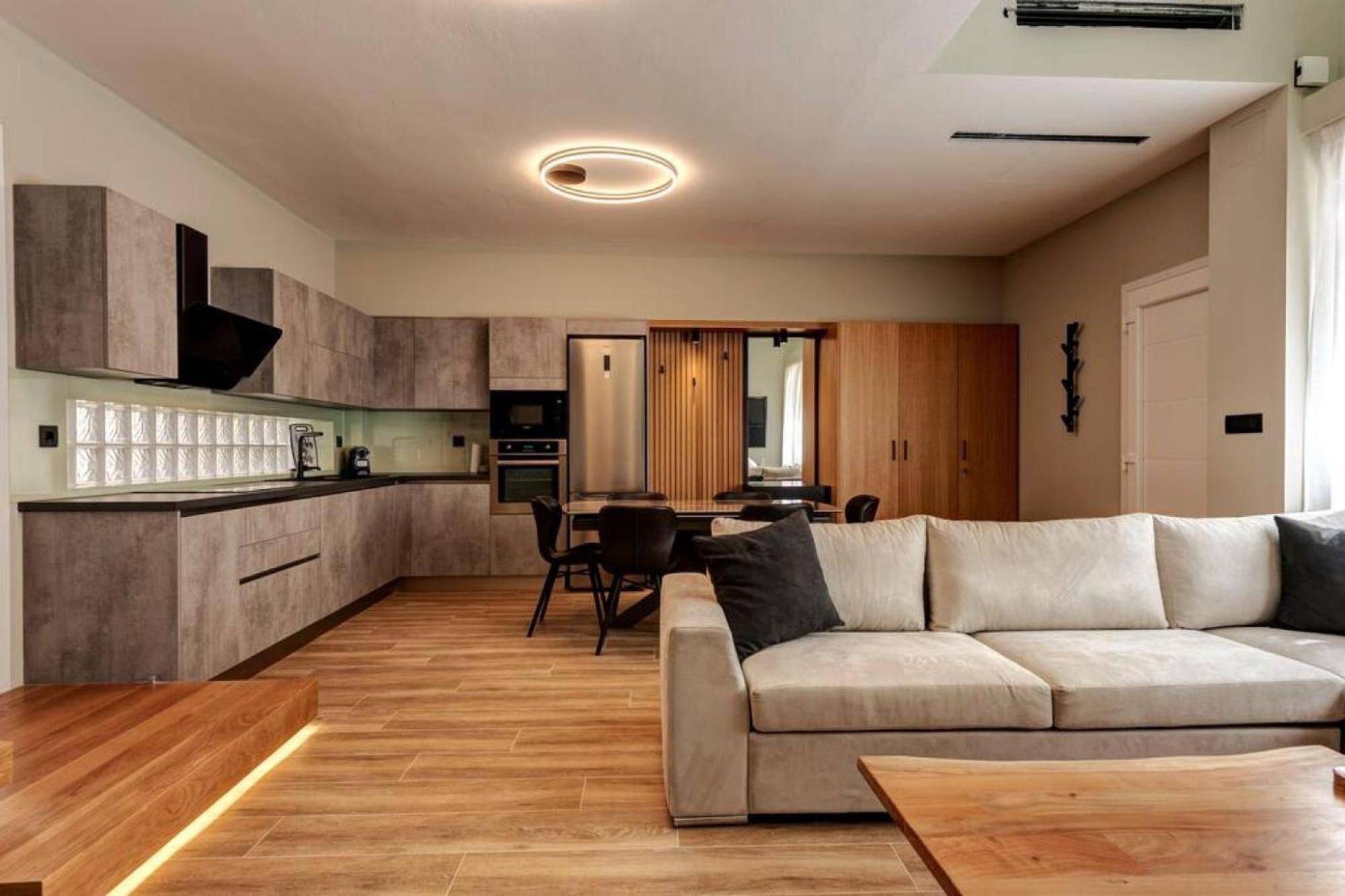 Luxurious Maisonette In *