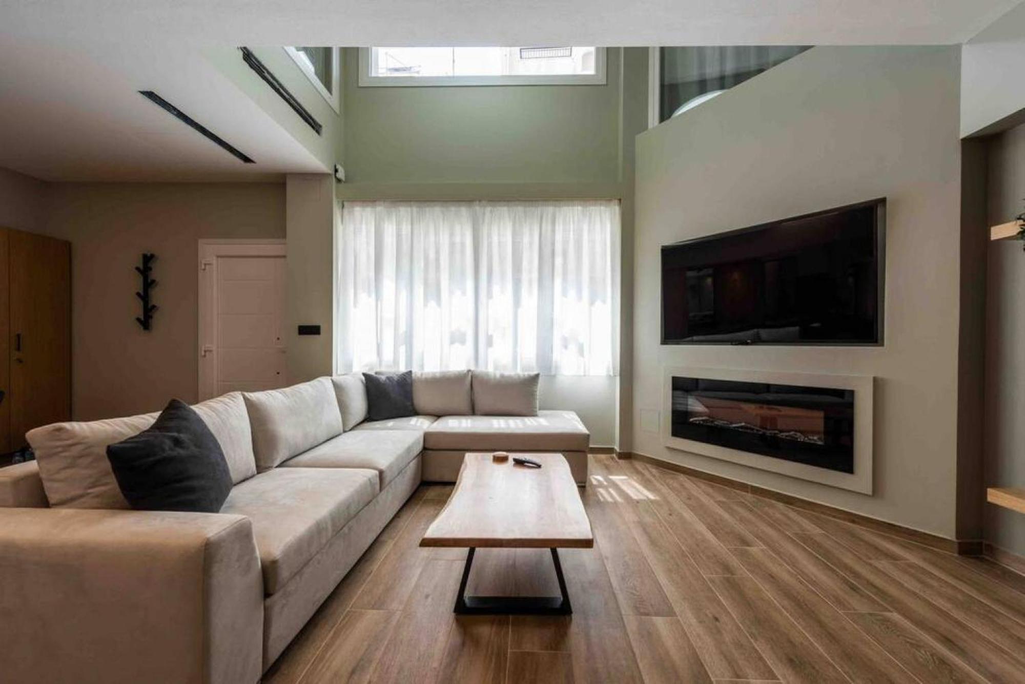 Luxurious Maisonette In Apartment *
