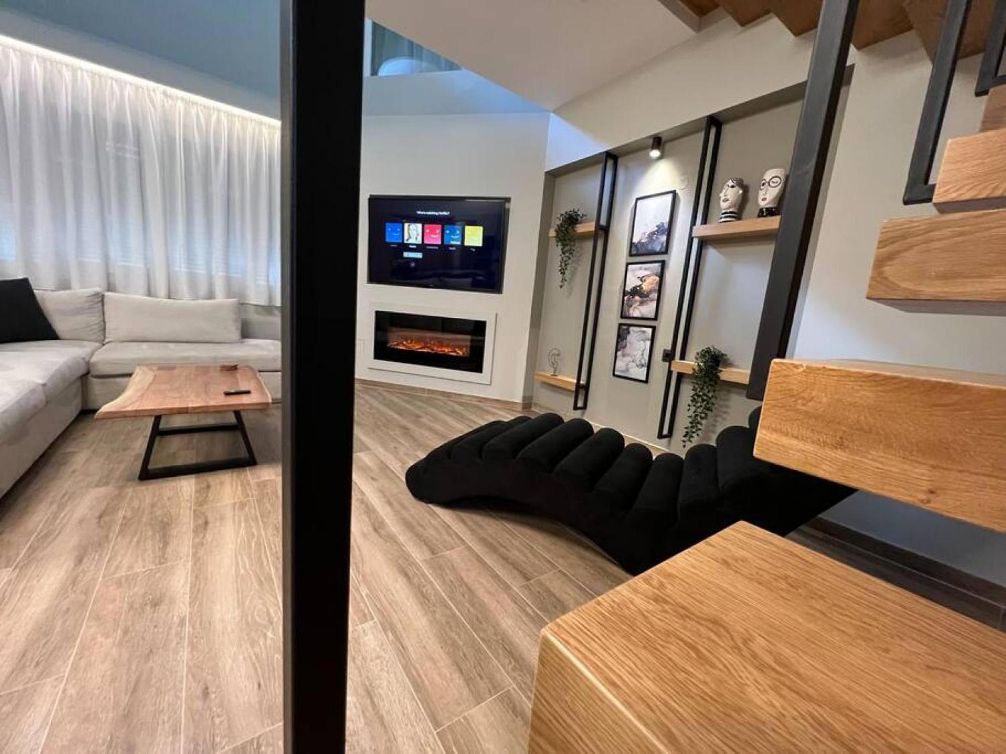 Luxurious Maisonette In Apartment *